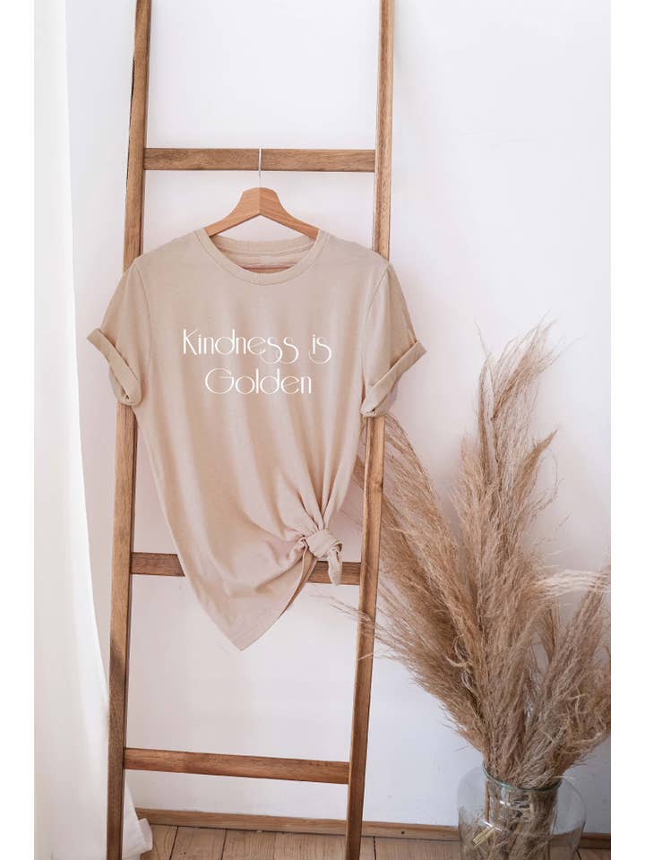 OAT COLLECTIVE – wholesale T-shirts med screentryck – Dam – VÄNLIGHET ÄR GOLDEN Grafisk T-shirt1