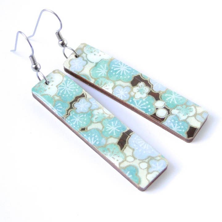 Orecchini lunghi Sakura Aqua e Bianco per la vendita all'ingrosso da parte di Prettykiku