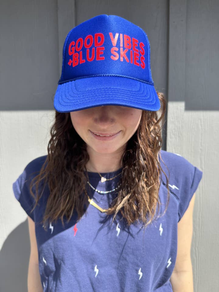 Good Vibes + blauwe luchten - Royal Trucker voor wholesale door Arnie + Ollie