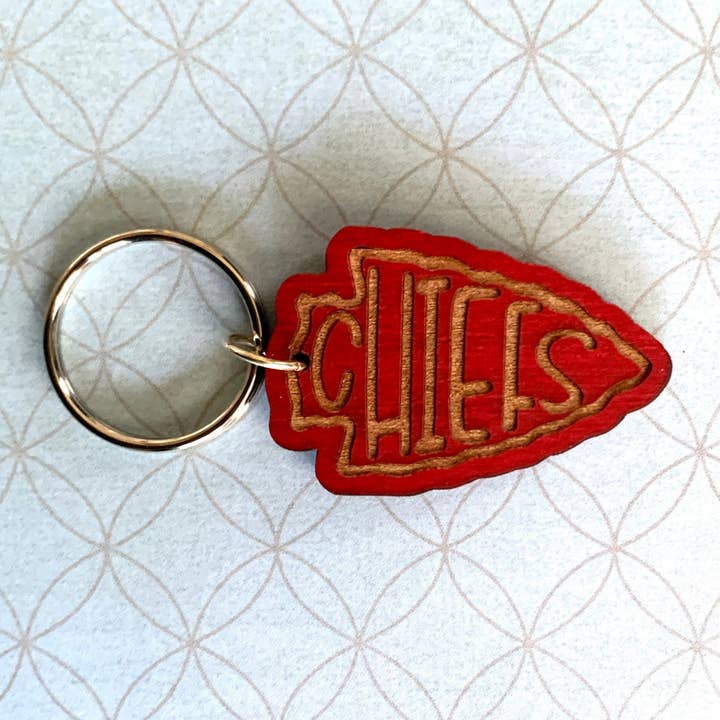 Kansas City Chiefs Football sleutelhanger van rood hout voor wholesale door The Brassy Explorer