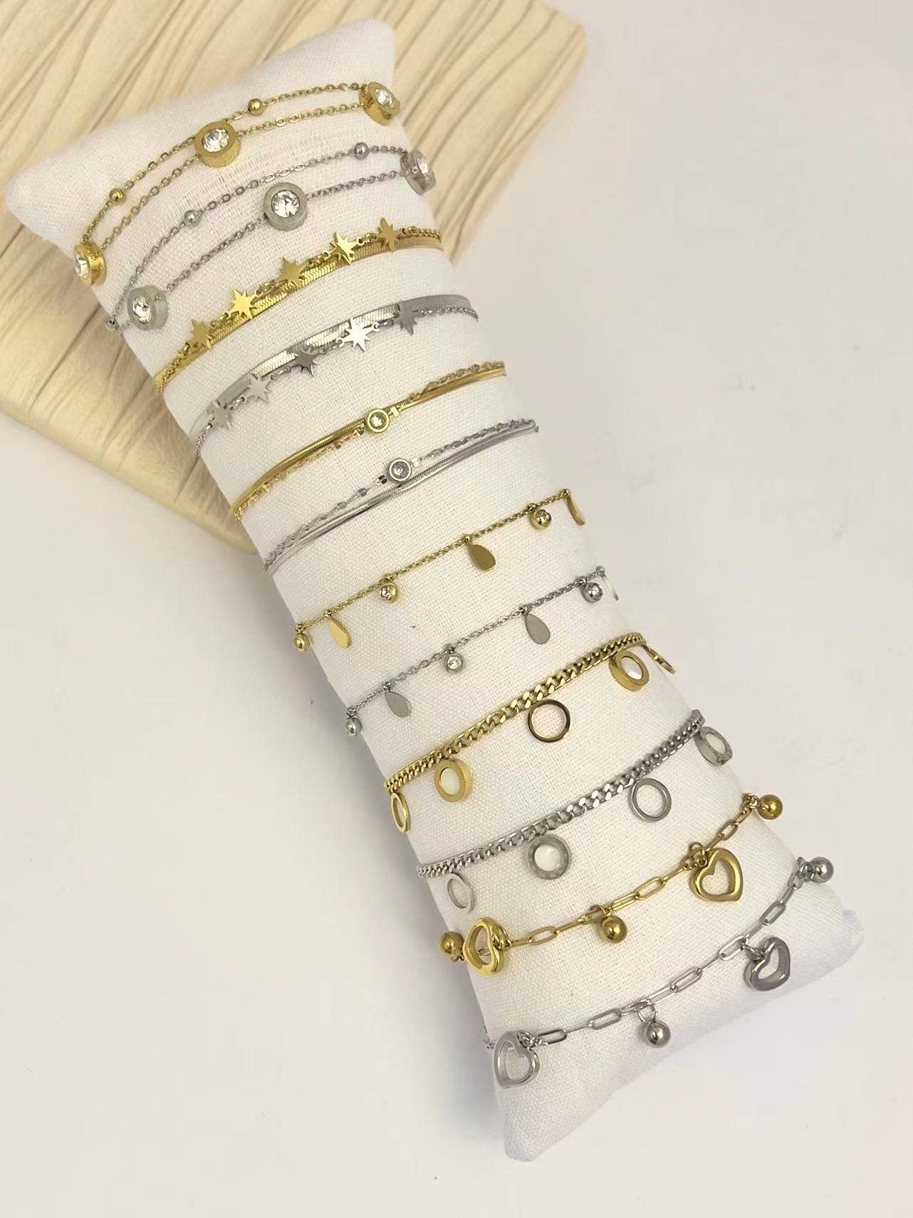 COSMOS – Großhandel Schmucksets – COSMOS Set mit 12 gold- und silberfarbenen Armbändern aus Edelstahl auf Display0