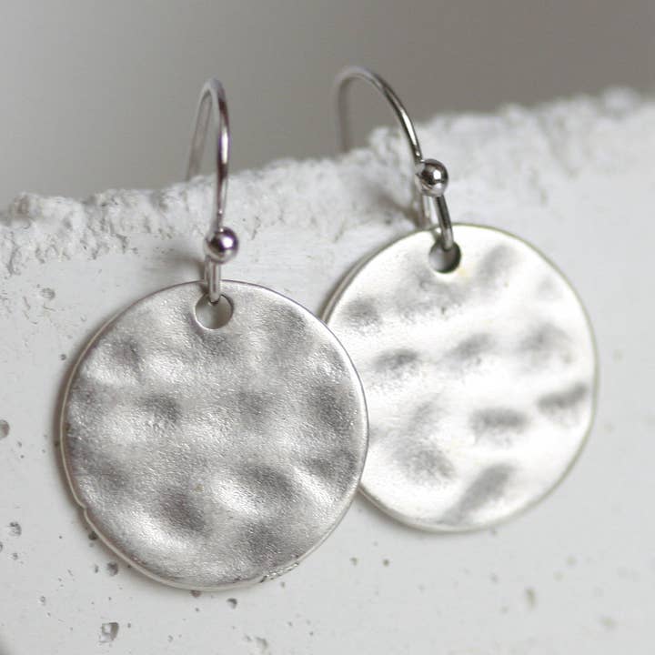 Boucles d'oreilles disques en argent martelé pour la vente par Kaiko Studio