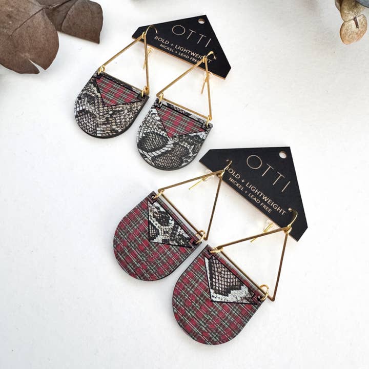 Boucles d'oreilles Power Clash Inlay : SIGNES CONTRADICTOIRES (Motifs Serpent) pour la vente par OTTI