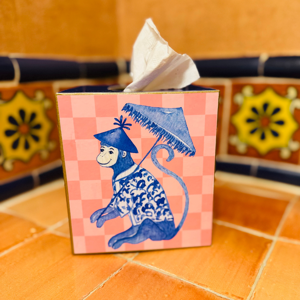 TOPICS IN THE TROPICS – Großhandel Taschentuchbox – Pappmaché-Taschentuchbox, Affen-Chinoiserie, Rosa Karos2