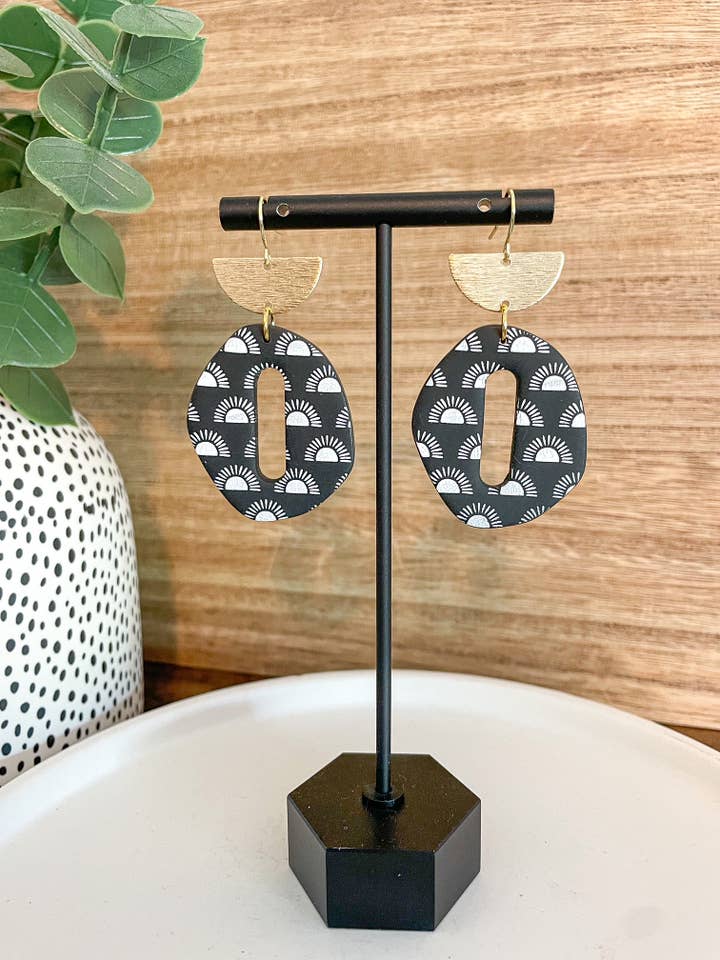 Håndlavede polymerlerøreringe | Unikke gaver til hende | Hypoallergeniske dingler | Abstrakte Boho-soler for engroshandel hos Finley River | Trendy Polymer Clay Earrings | Hypoallergenic