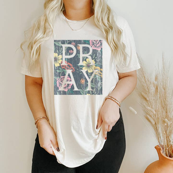 Beten im Distressed Floral | Christian Tshirt für den Großhandel von Amy Anne Apparel Inc