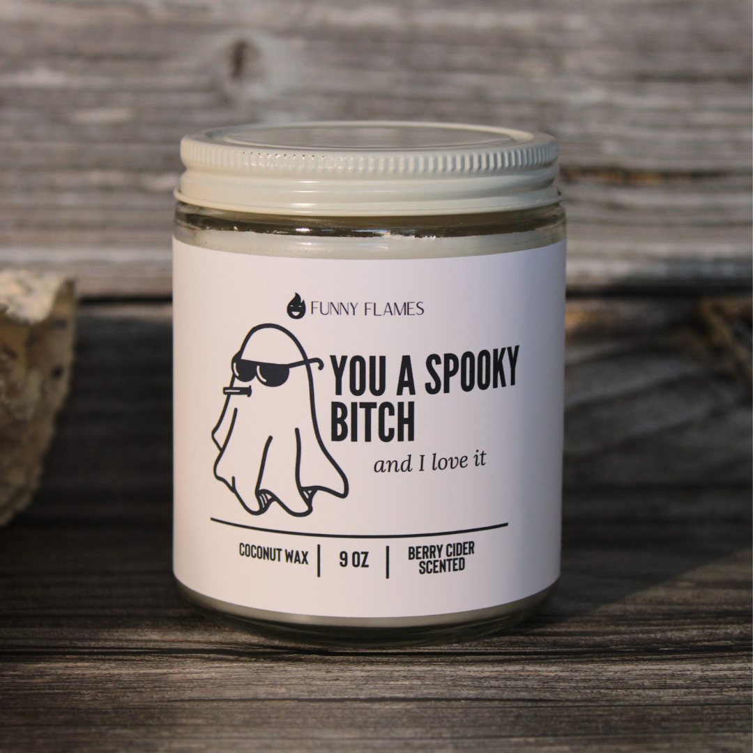 Funny Flames Candle Co - Les Creme – Großhandel Kerze im Glas / gefüllte Kerze – Lustiges Herbst-Halloween-Geschenk „You A Spooky Bitch And I Love It“1