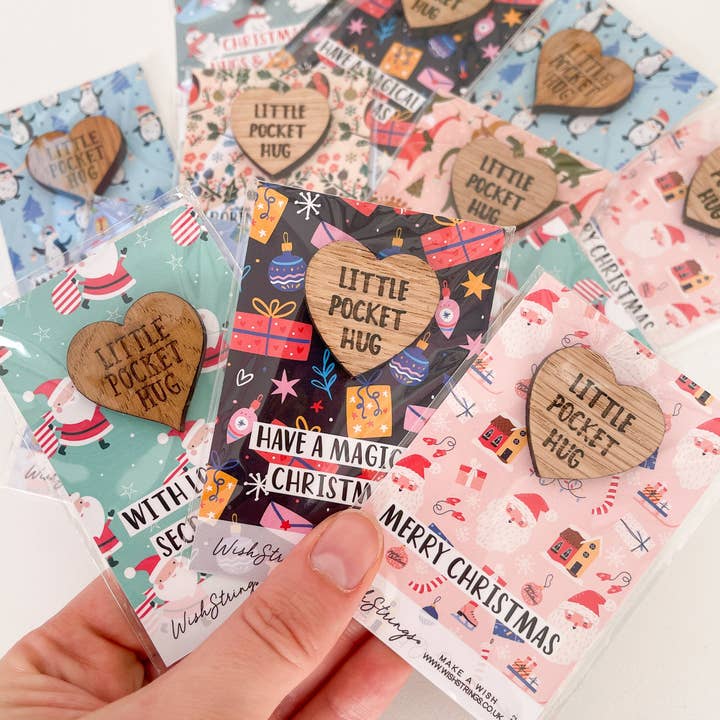 12 x Abbracci Tascabili Natalizi Misti | Assortimento Festivo | Prezzo Consigliato £3.99 Ciascuno | Margini Fantastici | Stock Limitato per la vendita all'ingrosso da parte di WishStrings