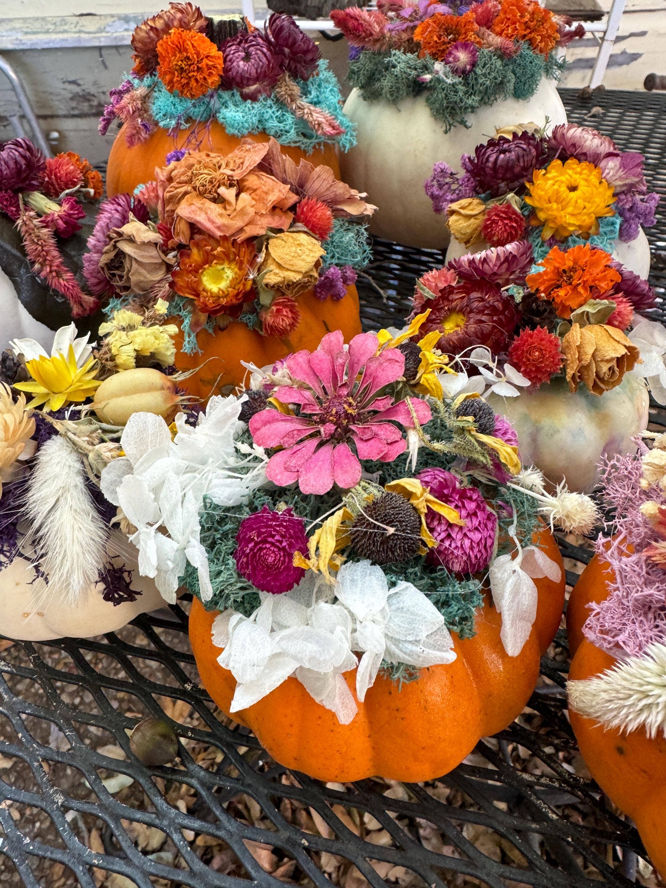 Remedy Designs - Vente Fleurs artificielles - Citrouille de fleurs séchées avec de vraies fleurs sur citrouille pour décoration florale de table d'automne.3