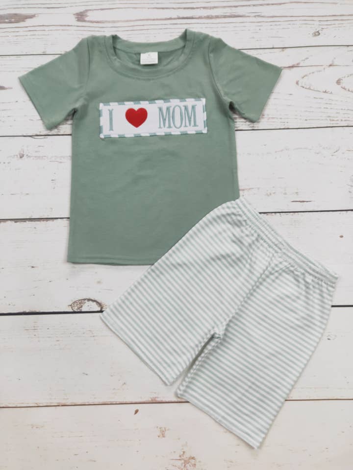 Set di pantaloncini con applicazione I Love MOM da ragazzo per la vendita all'ingrosso da parte di sassy kids palace