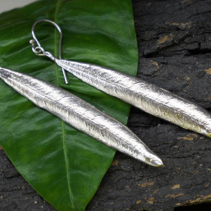 Boucles d'oreilles pendantes longues en argent sterling feuille d'olivier pour la vente par Mother Nature Jewelry