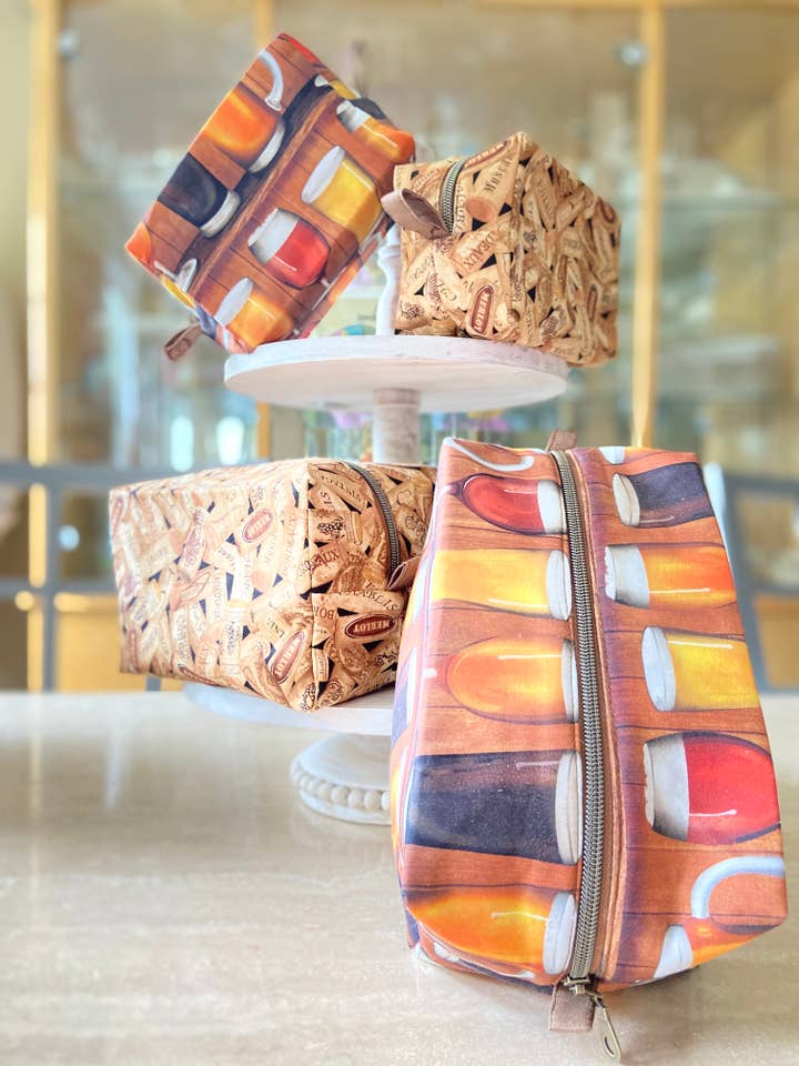 Trousses de toilette faites à la main avec bouchons en liège pour la vente par Chic Peony Boutique, LLC