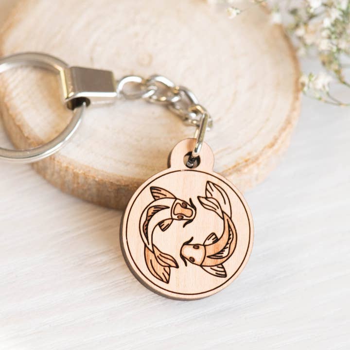 Yin Yang Koi-Fisch-Schlüsselanhänger aus Kirschholz — KT25132 für den Großhandel von Robin Valley