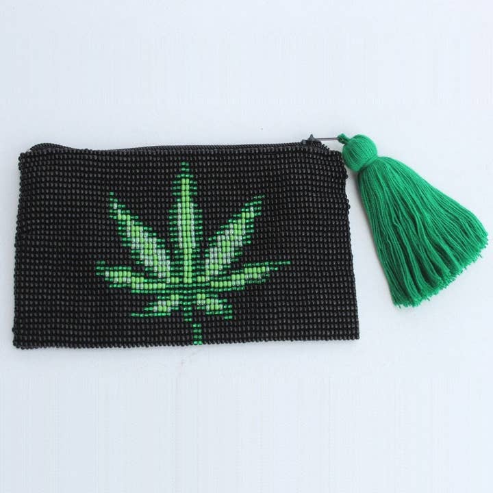 Bolsa de Moedas de Vidro com Imagem de Folha de Cannabis - VERDE EM PRETO por atacado de La Casa Cotzal S.A.