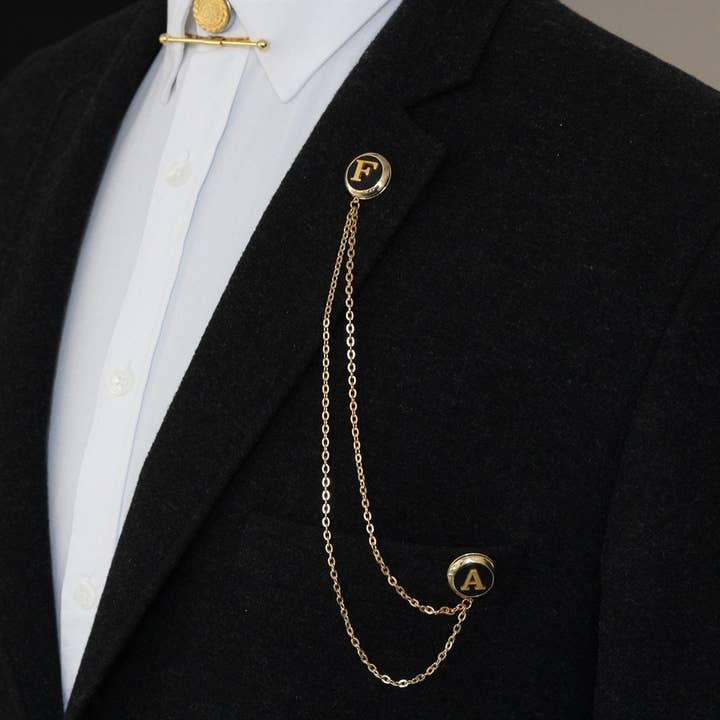 Spilla a catena personalizzata con lettera personalizzata fatta a mano per la vendita all'ingrosso da parte di COOLMENCLUB