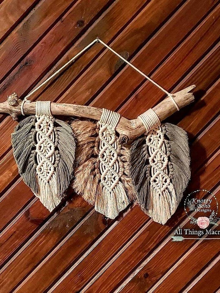 Tenture murale en macramé à plumes pour la vente par Knotty Boho Designs