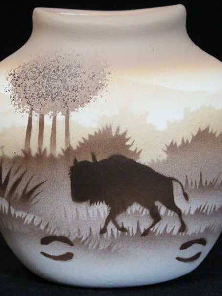 64141 Vase Coussin Buffalo 3 x 3 Back Country Tracks pour la vente par Cedar Mesa Pottery