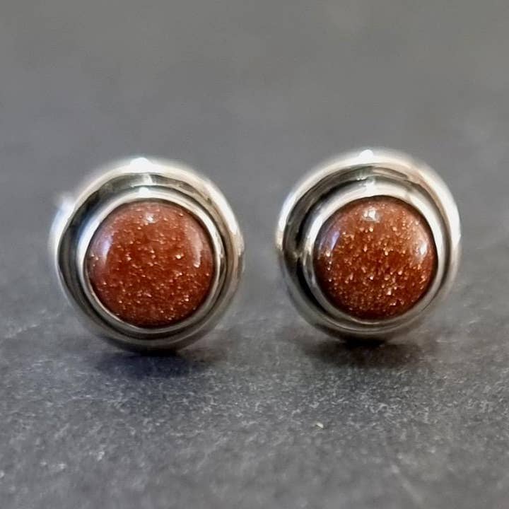 Boucles d'oreilles clous rondes scintillantes en Goldstone, argent sterling 925, S16GS pour la vente par Mistry Gems