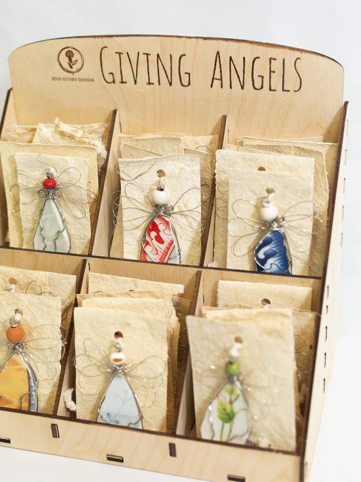 Vitrine Angel pour la vente par 2nd Story Goods + Haiti Design Co