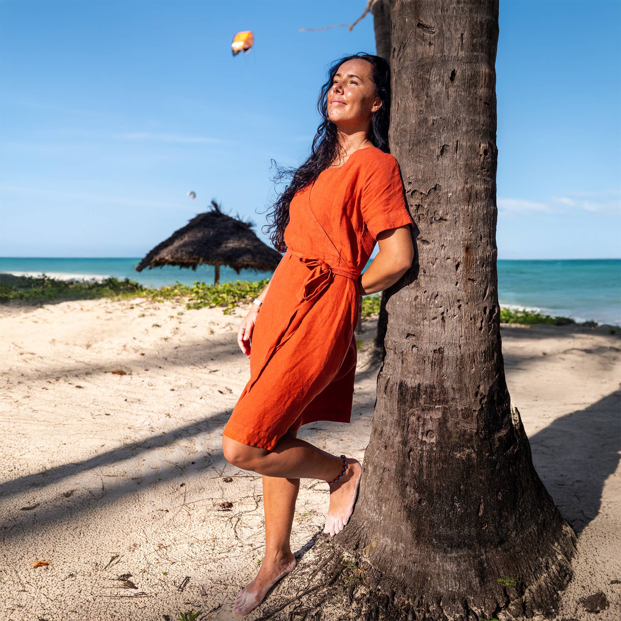 menique – Vestido - Mulher por atacado – Vestido Envelope Midi de Linho Natural Eliana para Praia de Verão3