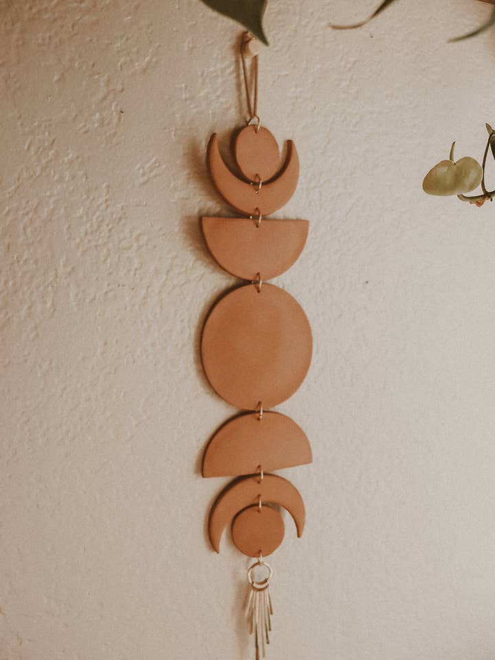 Luna Phase, da appendere a parete in argilla celeste con ciondolo in ottone per la vendita all'ingrosso da parte di Rooted Reverie