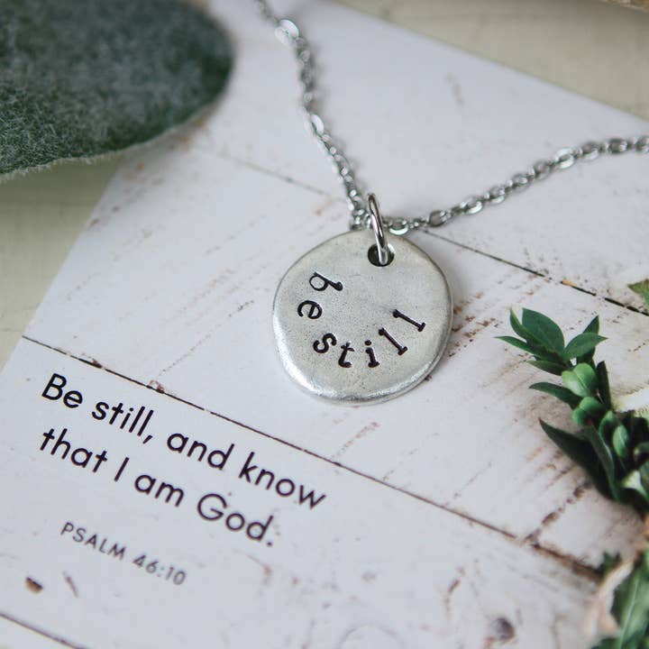 Collier Scripture estampillé à la main Be Still pour la vente par Jennifer Dahl Designs LLC