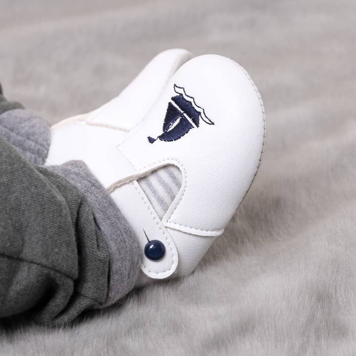 Early Days & Baypods – Sapatos de berço – Bebé por atacado – T-bar com sola macia B119 com bordado Yacht6