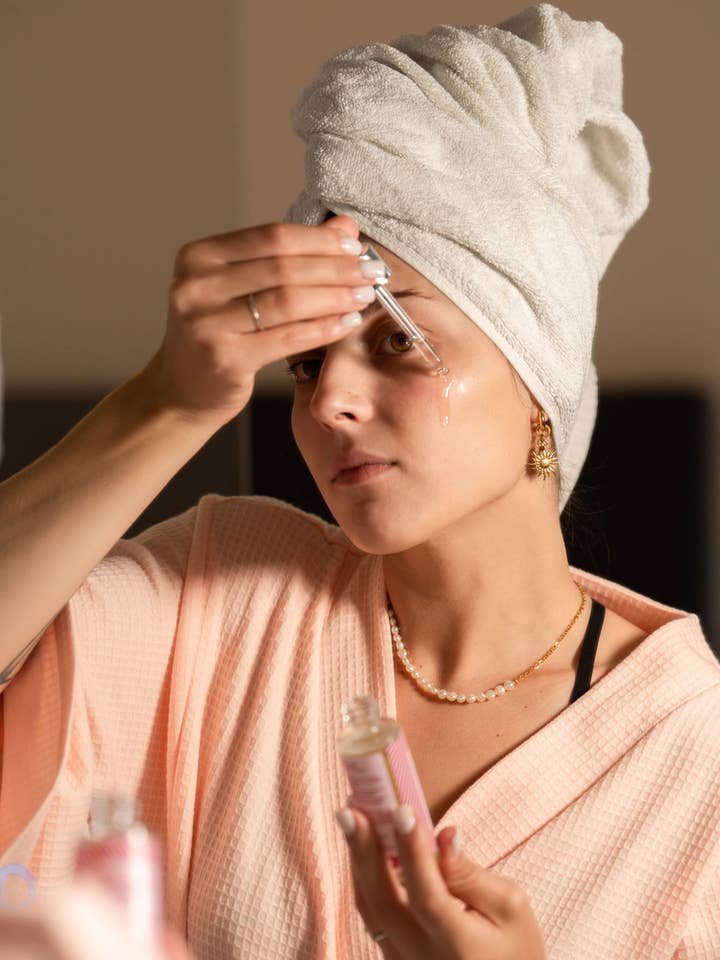 ÉCLAT NACRÉ - Huile éclaircissante visage à l'extrait de réglisse 30ml pour la vente par Vieille Peau By Célia