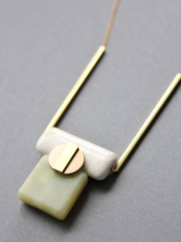 ISL420 Collier à pendentif géométrique en pierre blanche et verte pour la vente par David Aubrey Jewelry