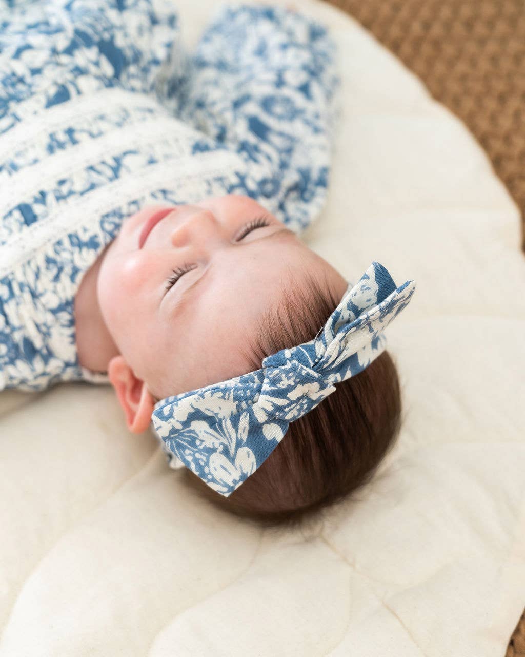 Blauwe bloemen Mykonos Baby Romper & Hoofdband Set (Biologisch Katoen) voor groothandel op Faire8