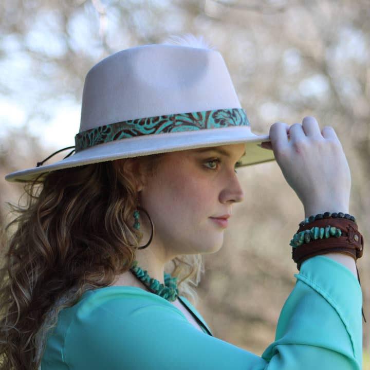 The Jewelry Junkie - Wholesale Beaded Bracelet - Natural Turquoise Stretch Bracelet w/ Indian Charm 809u