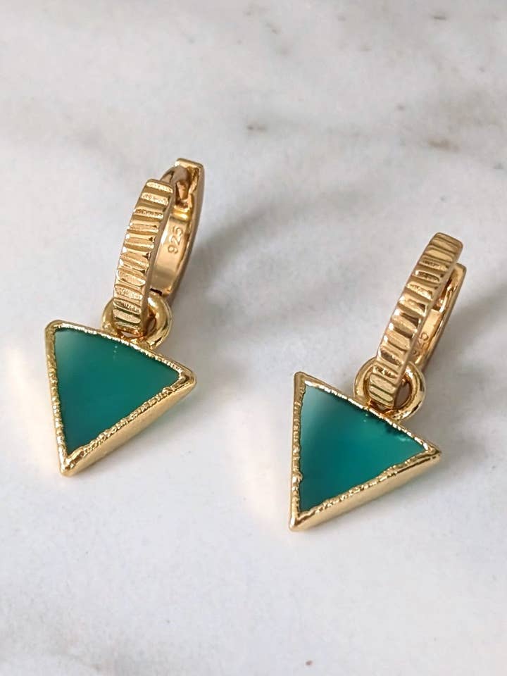 Gli orecchini triangolari in onice verde per la vendita all'ingrosso da parte di Lapis London