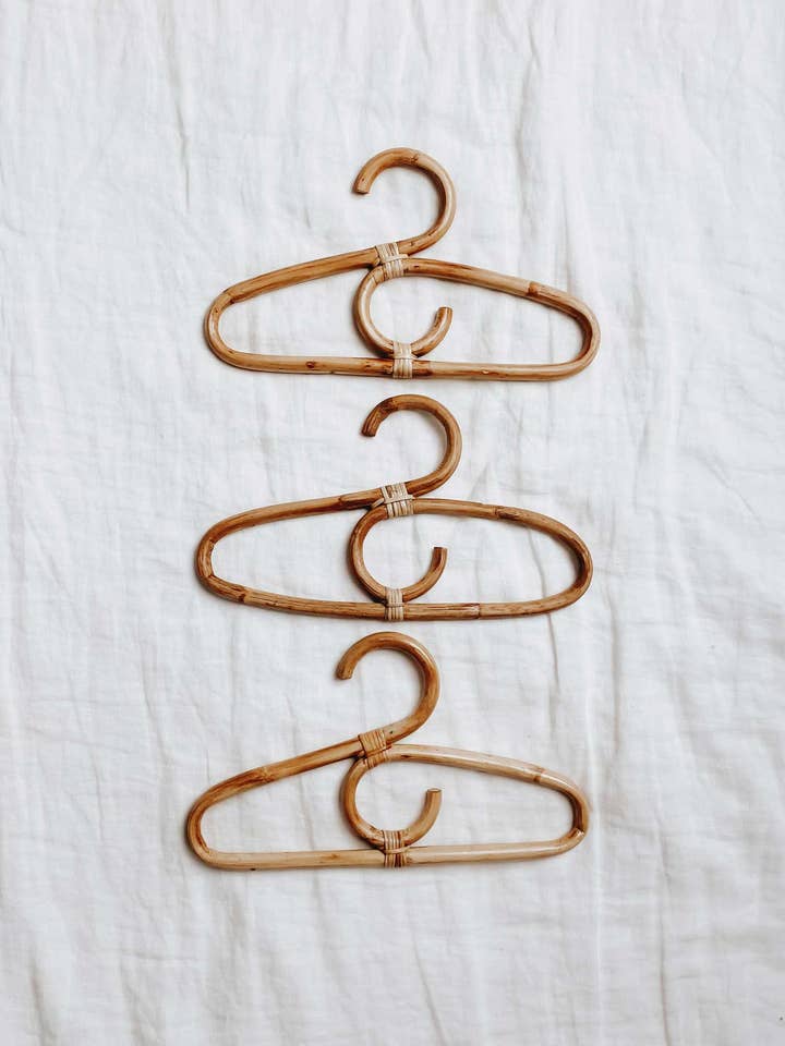 Gebogen rotan hanger voor baby's en kinderen - set van 3 voor wholesale door lal & nil