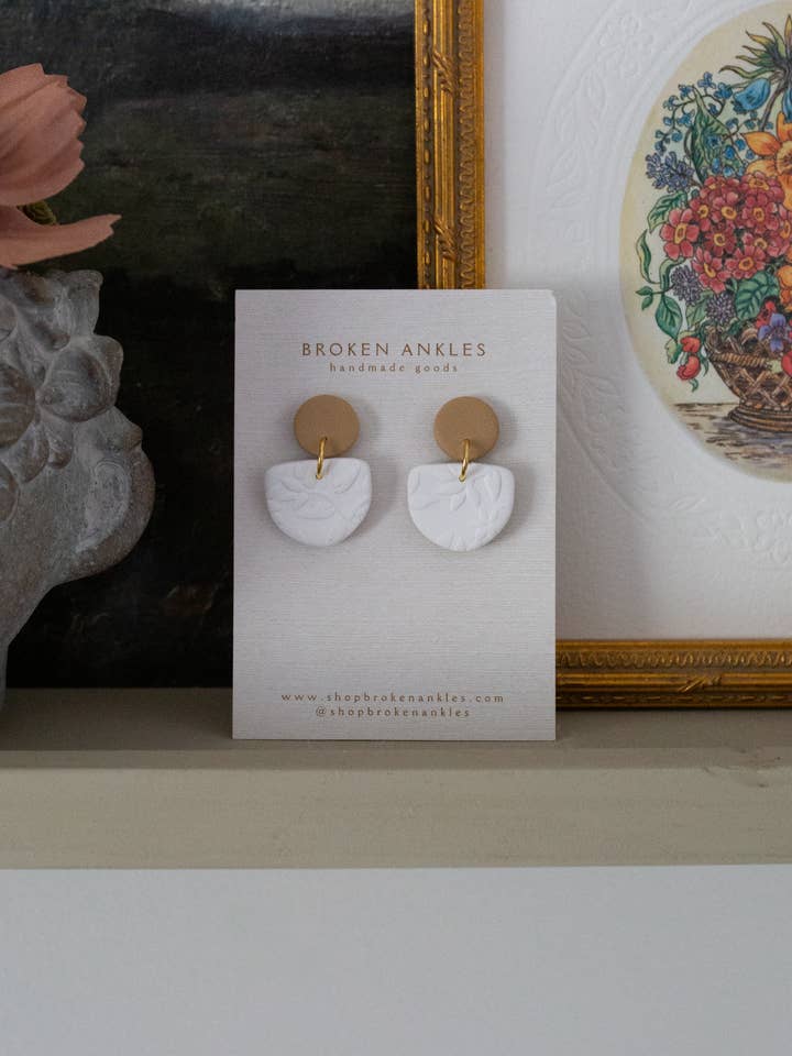 Orecchini di classe per la vendita all'ingrosso da parte di Broken Ankles LLC