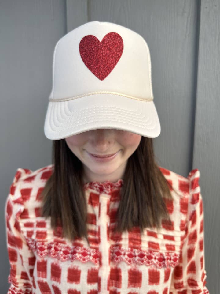Artsy Heart - Tan Trucker m/Rød Glitter Font for engroshandel hos Arnie + Ollie