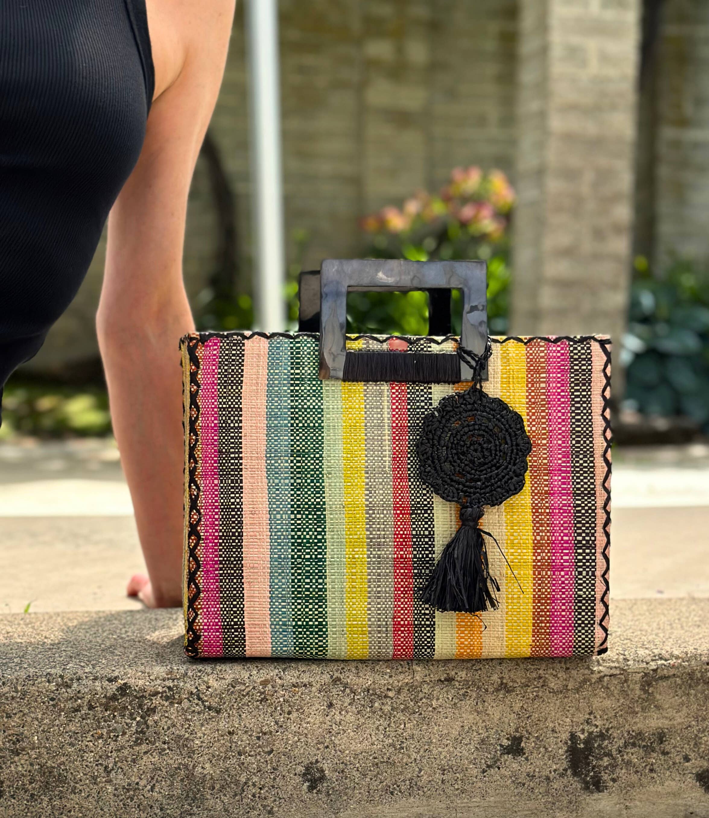 Shebobo – Großhandel Henkeltasche – Damen – Stevie Schultertasche aus Stroh mit Hornhenkeln und Quaste6