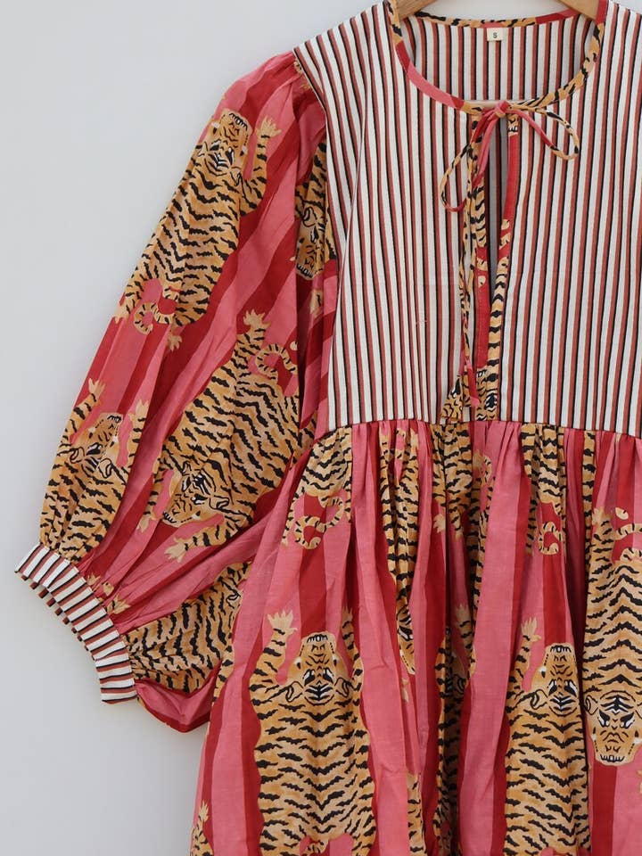 bhavnas boutique - Vente Robe – femme - Robe longue imprimée tigre à col profond avec fermeture à cordon1