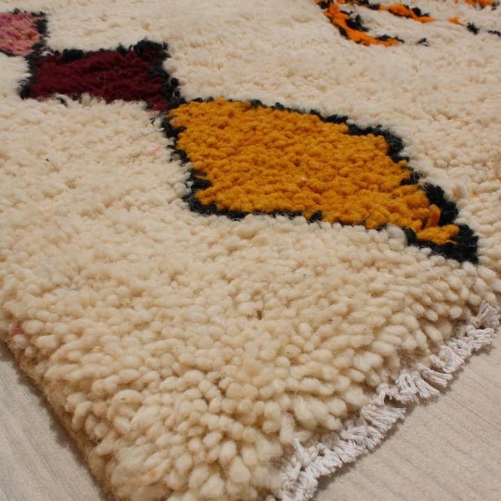 BohoVibeCraft – Großhandel Teppichvorleger – Schwarzer Zickzack-Diamantteppich aus plüschiger cremefarbener Wolle im Großhandel6