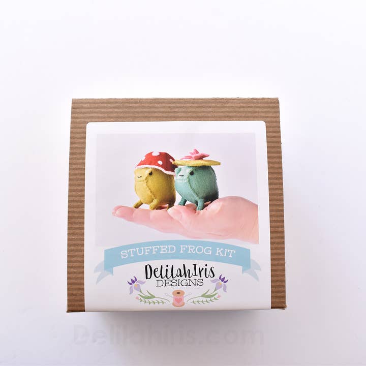 DelilahIris Designs – Großhandel Bastel-Nähset – Bastelset Frosch aus Filz zum Nähen, Bastelset, als Geschenk mit Pilzen