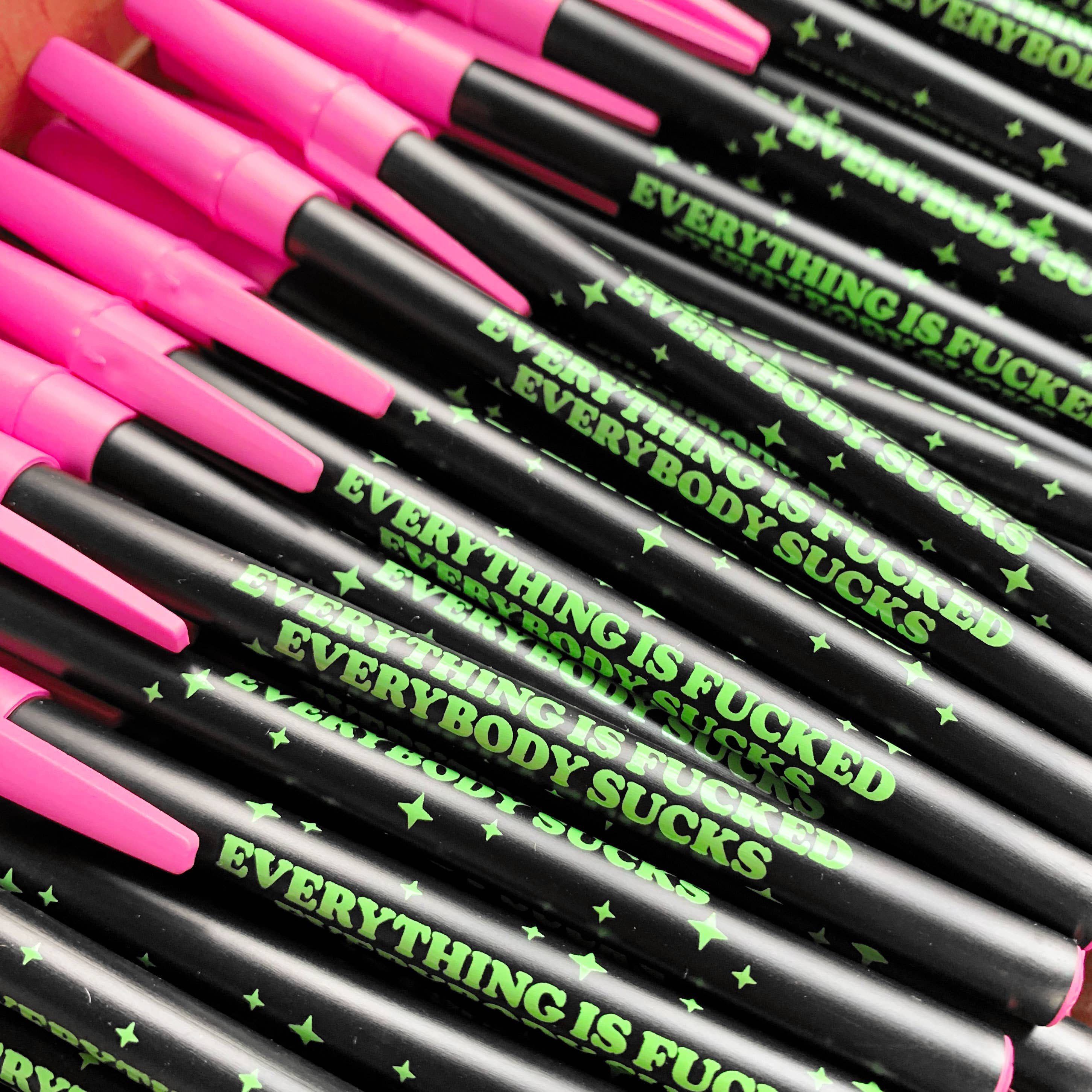 Krystan Saint Cat - Vente Stylos - Stylo à bille Everything Is Fucked Everybody Sucks2