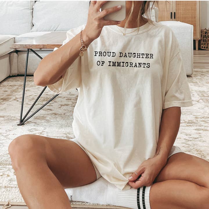 Custom T Story – Großhandel T-Shirt mit Siebdruck – Damen – Comfort Colors, Tochter von Einwanderern Shirt, Kein Mensch0