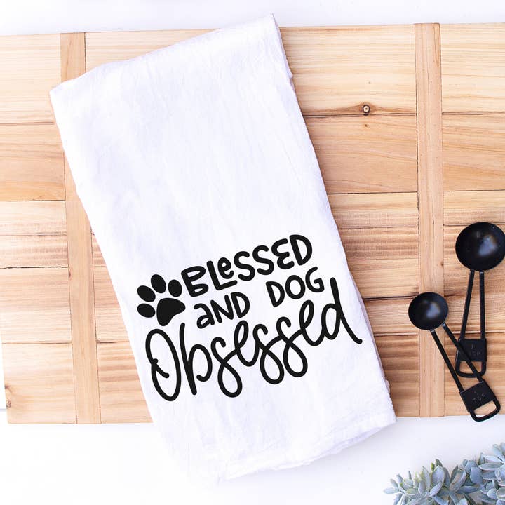 Välsignad och hundbesatt kökshandduk för husdjursägare för wholesale av Designing Moments