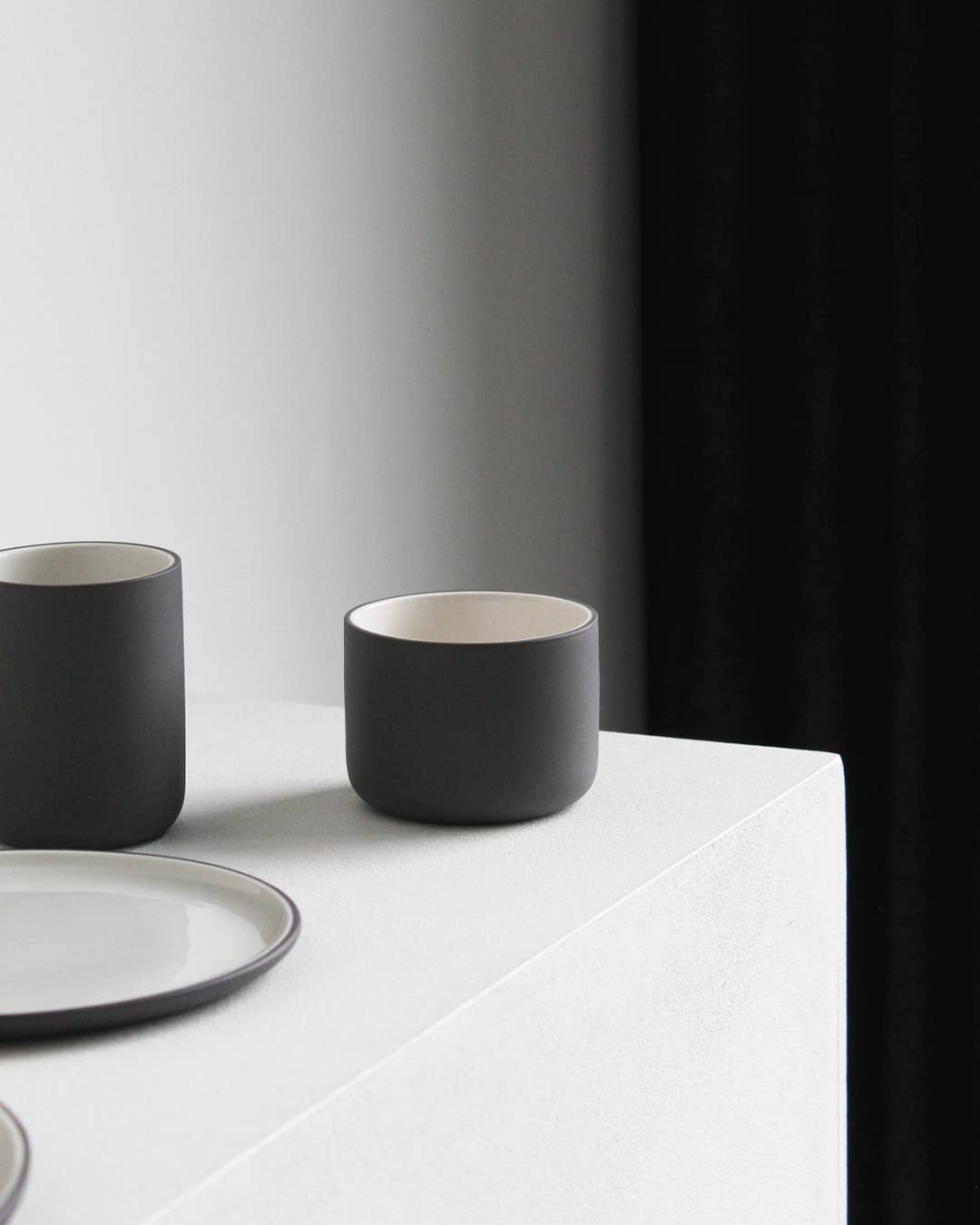 Archive Studio – Engroshandel Kaffekrus – Håndlavet cappuccino-kop 130 ml | mørkegrå1