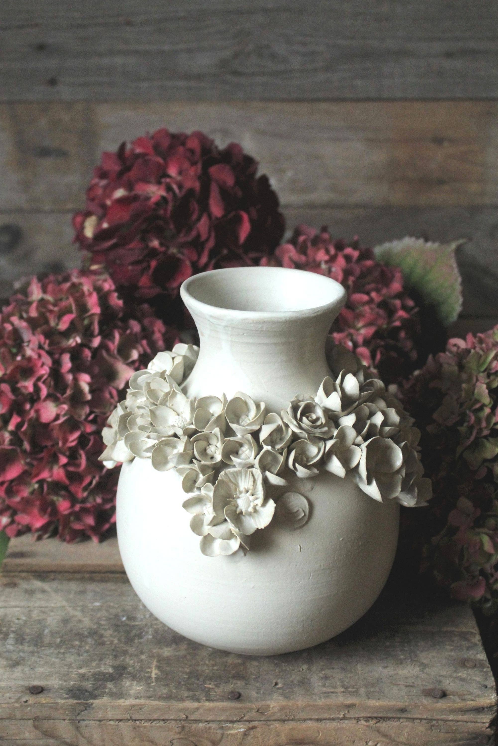 L'Officina - Wholesale Vase - Romantic stoneware vase with a garland of mixed flowers. - IN PRODUCTION4