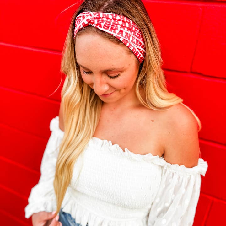 Ruby Red Threads – wholesale Pannband - Dam – Rött Nebraska-tryckt Turband-pannband2