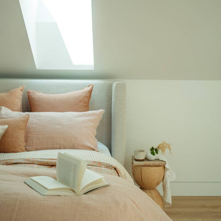 Parure de lit king size Lina Linen Peony pour la vente par INDABA HOME