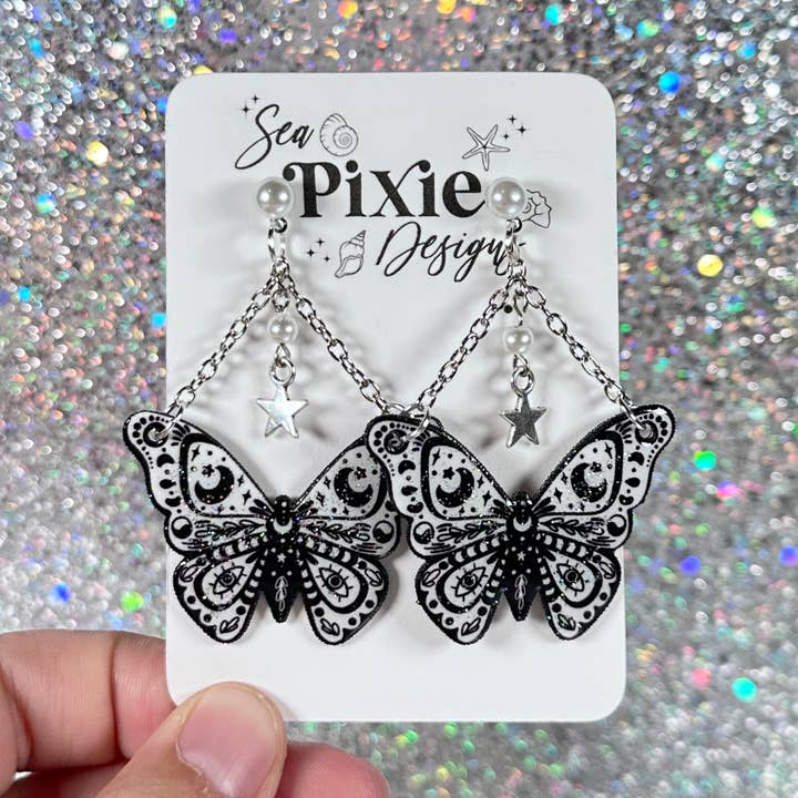 Orecchini pendenti con farfalla falena bianca e nera con glitter per la vendita all'ingrosso da parte di Sea Pixie Designs