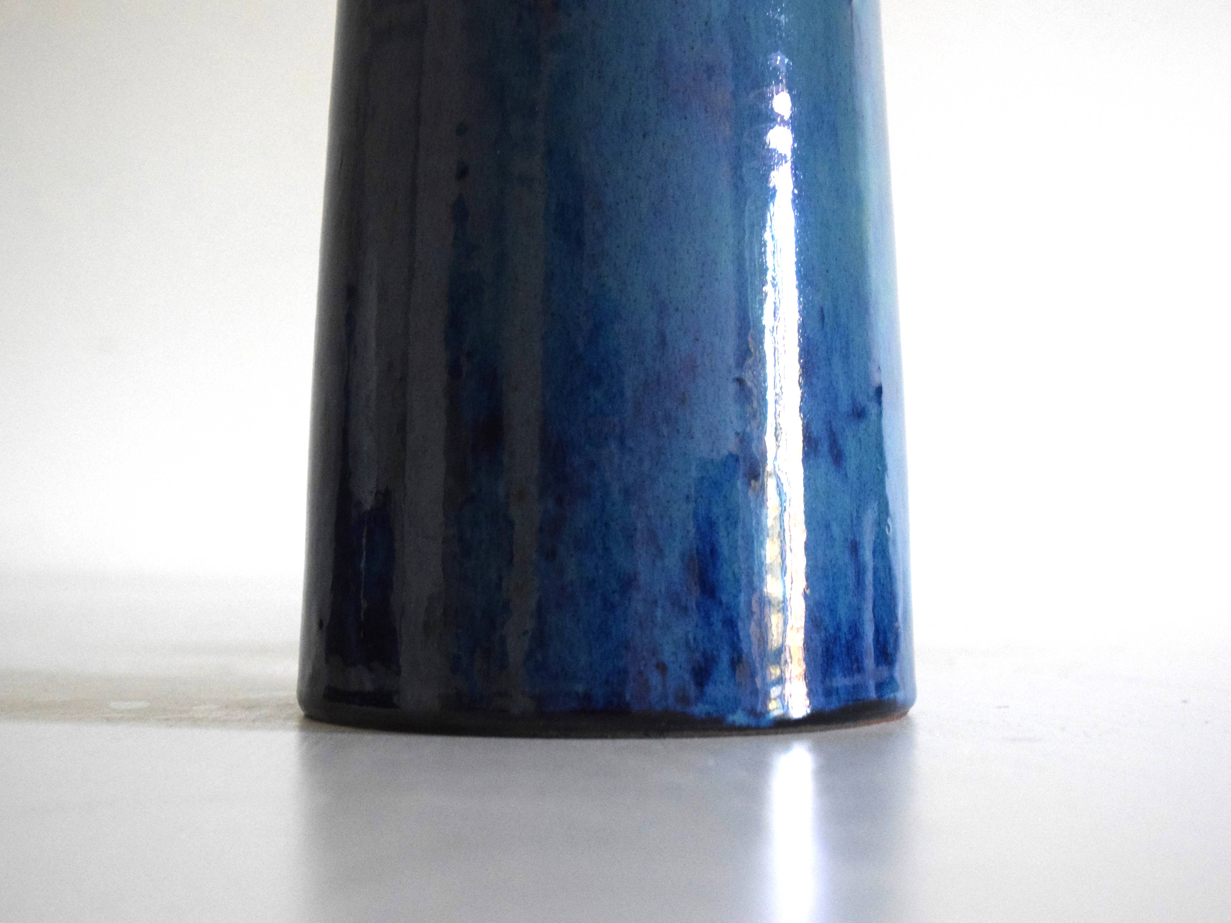 DEBARRO - Furniture | Lamps | Ceramics | Handmade - Venta al por mayor Lámparas decorativas/de escritorio - Lámpara de mesa artesanal edición limitada en azul marino1