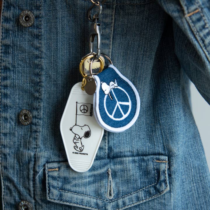 Three Potato Four – Großhandel Schlüsselanhänger – Unisex – 3P4 x Peanuts® — Snoopy Peace Movement Schlüsselanhänger