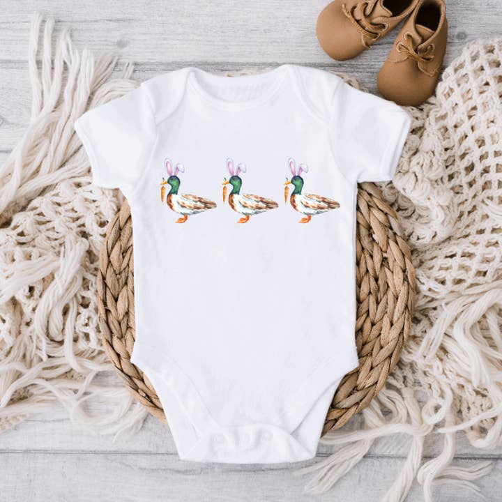 Body pasquale per bebè Mallard con carota e orecchie da coniglio per la vendita all'ingrosso da parte di AvaryMaeInspirations